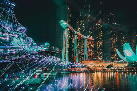 marina bay sands, singapore, marina bay sand, lys, nat, afspejling, vejr, flod, sø, struktur, neon, lysshow, vand, marinabaysand, gadefotografering, fotografering, longexposure, belyst, bygning udvendig, arkitektur, bygget struktur, by, ingen mennesker, bevægelse, bygning, lys - naturligt fænomen, natur, transportmidler, kontorbygning udvendig, havnefronten, multi farvet, rejsemål, byliv, skyskraber, digital komposit, 5K, CC0, offentligt domæne, royaltyfrie