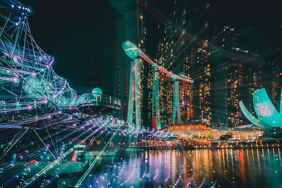 sabbie della baia del porticciolo, Singapore, Marina Bay Sand, luci, notte, riflessione, tempo metereologico, fiume, lago, struttura, neon, luce, spettacolo di luci, acqua, marinabaysand, fotografia di strada, fotografia, longexposure, illuminato, esterno dell'edificio, architettura, struttura costruita, città, nessuno, movimento, costruzione, luce - fenomeno naturale, natura, mezzi di trasporto, edificio per uffici esterno, lungomare, multicolore, destinazioni di viaggio, vita di città, grattacielo, composito digitale, 5K