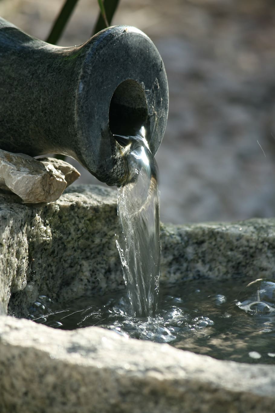 aigua, àmfora, estiu, dia, naturalesa, enfocament selectiu, primer pla, centrar-se en primer pla, cap gent, sòlid, a l'aire lliure, aigua que flueix, moviment, que flueix, Font, metall, rock, rock - object, aixeta, llum solar, vell, aigua corrent, puresa, 4K
