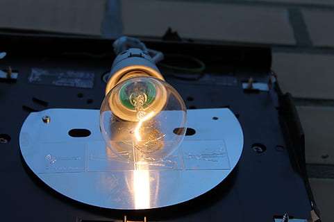 lyspære, e27, lampe, lys, belysning, pære, energi, teknologi, disk, utstyr, datamaskin, data, nærbilde, ingen folk, utendørs, dag, våpen, innendørs, fokusere på forgrunnen, natur, belyst, industri, sirkel, form, geometrisk form, arkitektur, elektrisitet, lys - naturlig fenomen, skygge, sollys, metall, metallindustrien, 2K, CC0, offentlig domene, opphavsrett gratis