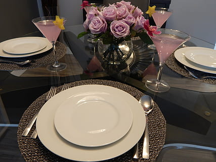hvid, spisestel, sæt, bord, spisning, plader, bordservice, aftensmad, spise, bestik, sted indstilling, måltid, spisestue, sølvtøj, elegant, plade, blomst, blomstrende plante, glas, spise redskaber, indendørs, gaffel, indstilling, plante, høj vinkel visning, friskhed, mad og drikke, arrangement, stilleben, drikkeglas, køkkenredskaber, vinglas, fravær, ingen mennesker, bordkniv, porcelæn, 4K, CC0, offentligt domæne, royaltyfrie