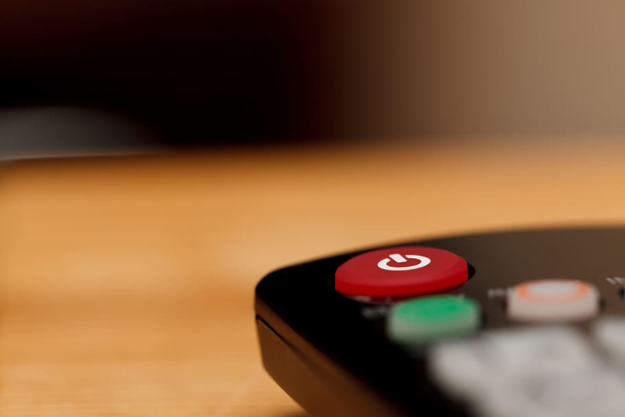 control remot per televisió, negre, botó, comunicació, control, controlador, dispositiu, infrarojos, macro, objecte, fora, jugar, poder, empenta, vermell, remot, interruptor, tecnologia, televisió, sense fils, cultura i entreteniment artístic, relaxació, a l'interior, primer pla, cap gent, activitat d'oci, taula, còpia espai, centrar-se en primer pla, jocs d’oci, enfocament selectiu, esport de piscina, joc, esport, control remot, material de fusta, sort, pilota de piscina, sala de billar, 5K