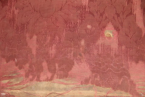 rood textiel, structuur, achtergrond, wijnoogst, roodachtig, bruin, gouden, kastanjebruin, materiaal, kleren, kleding, jurken, oud, gescheurd, threads, antiek, patronen, ontwerpen, achtergronden, artistiek, kostbaar, patroon, kunst en Vermaak, kleurenbeeld, geen mensen, buitenshuis, dag, boom, architectuur, kunst en ambacht, geschiedenis, getextureerde, vertegenwoordiging, creativiteit, het verleden, ingebouwde structuur, oude, volledig kader, detailopname, religie, oude beschaving, muurschildering, 5K, CC0, publiek domein, royaltyvrij