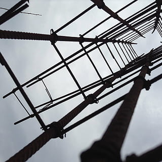 construi, Inginerie, zidar, metal, zi, cer, nici o persoana, vedere unghiulară joasă, conexiune, în aer liber, natură, arhitectură, siluetă, sârmă ghimpată, construită, selectiv, tehnologie, gard, barieră, sârmă, model, a închide, protecţie, alimentare electrică, imediat mai jos, 1080P, CC0, domeniu public, fără drepturi de autor