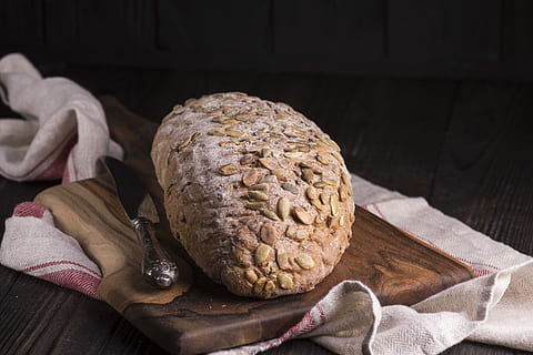 masa, Acasă, coace, pâine, mancare si bautura, alimente, prospeţime, în interior, copt, prosop de vase, mâncat sănătos, felie de paine, de casă, bunăstare, natură moartă, lemn - material, gata să mănânce, nici o persoana, a închide, studio shot, maro, rustic, pâine maro, 4K, CC0, domeniu public, fără drepturi de autor