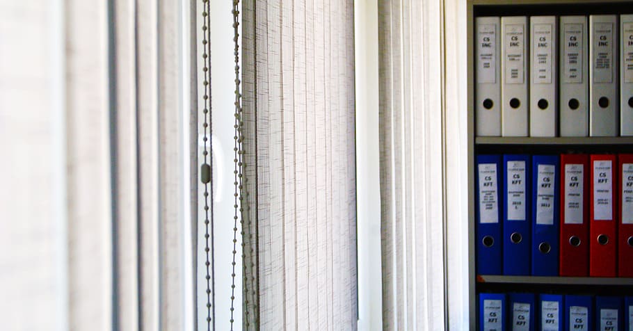 persianes verticals tancades, oficina, carpeta, prestatge, finestra, empresa, Administració, treballar, jornada, secretari, secretaria, dades, comptabilitat, informació, això, global, multinacional, a l'interior, prestatge per a llibres, publicació, llibre, ordre, educació, cap gent, en fila, negocis, arranjament, elecció, primer pla, dossier, aprenentatge, gran grup d'objectes, costat a costat, natura morta, variació, 4K