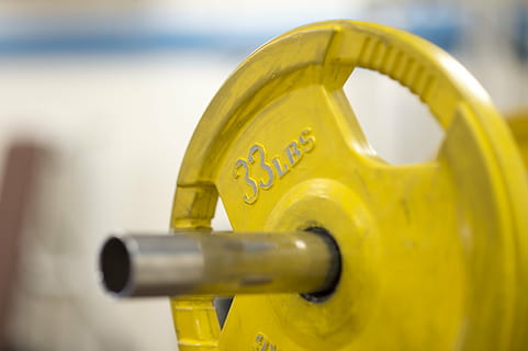 33 liber, žlutá, kulaté činka, zdatnost, závaží, cvičení, silový trénink, tělocvična, fitness cvičení, činka, sport, síla, detail, láhev, zaměřit se na popředí, nikdo, podnikání, zdravotnictví a lékařství, finance, jídlo a pití, technologie, jeden objekt, kov, kontejner, spojení, sdělení, měna, paliva a energie, selektivní zaměření, medicína, přeprava, vkládání, 4K, CC0, veřejná doména, bez autorských práv