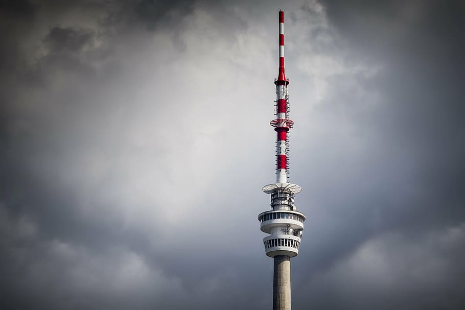 mal temps, ennuvolat, torre de control, núvols foscos, alt, a l'aire lliure, núvol, tecnologia, torre, temps, comunicació, comunicacions globals, arquitectura, antena parabòlica, tecnologia sense fils, estructura construïda, dia, exploració espacial, núvol - cel, difusió, exterior de l'edifici, cel, alta - alta, cap gent, ciutat, vista d’angle baix, destinacions de viatge, viatjar, satèl·lit, 4K