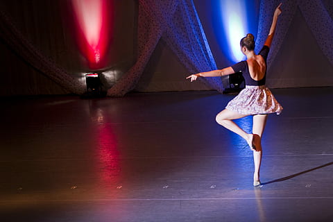 dans ii, mirza causevic, Foto, ballerina, udfører, stadion, dans, danser, scene, spotlight, ydeevne, Kvinder, fuld længde, voksen, indendørs, scene - ydeevne plads, ung voksen, kunstkultur og underholdning, scenekunst begivenhed, belyst, skønhed, unge kvinder, mennesker, nat, kopiere plads, stående, natteliv, smuk kvinde, dansegulv, 2K, CC0, offentligt domæne, royaltyfrie