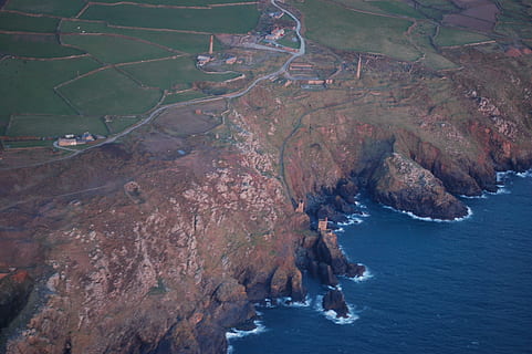 letecký pohled, doly, cornwall, botallack, hornictví, cornwallský, cesta, scénický, Angličtina, mezník, dědictví, Británie, pobřeží, moře, Spojené království, pobřežní, agnes, Příroda, pobřežní čára, krajina, scén, voda, vysoký úhel pohledu, útes, krása v přírodě, venku, nikdo, scenics - příroda, klidné scény, klid, přistát, den, Skála, mimoměstské scény, Skalní formace, rock - objekt, pevný, životní prostředí, pláž, idylický, erodoval, 2K, CC0, veřejná doména, bez autorských práv