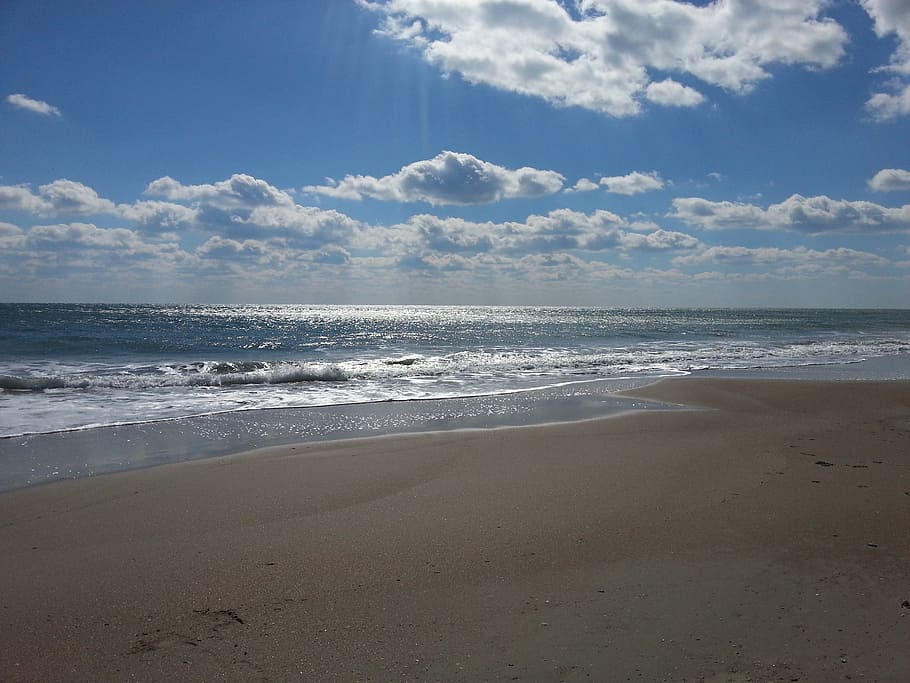 foto, spiaggia, blu, cielo, cielo blu, spiagge, riva del mare, nuvoloso, bianca, soffice, nuvole, acqua grigia, grigio, maree, mare, onde, oceano, paesaggio, paesaggio marino, sabbioso, terre, costiero, soleggiato, luminosa, giorno, tropicale, all'aperto, panoramico, scenario, sabbia, natura, la tranquillità, terra, acqua, nuvola - cielo, bellezza nella natura, scenics - natura, movimento, orizzonte sull'acqua, orizzonte, scena tranquilla, onda, nessuno, 2K