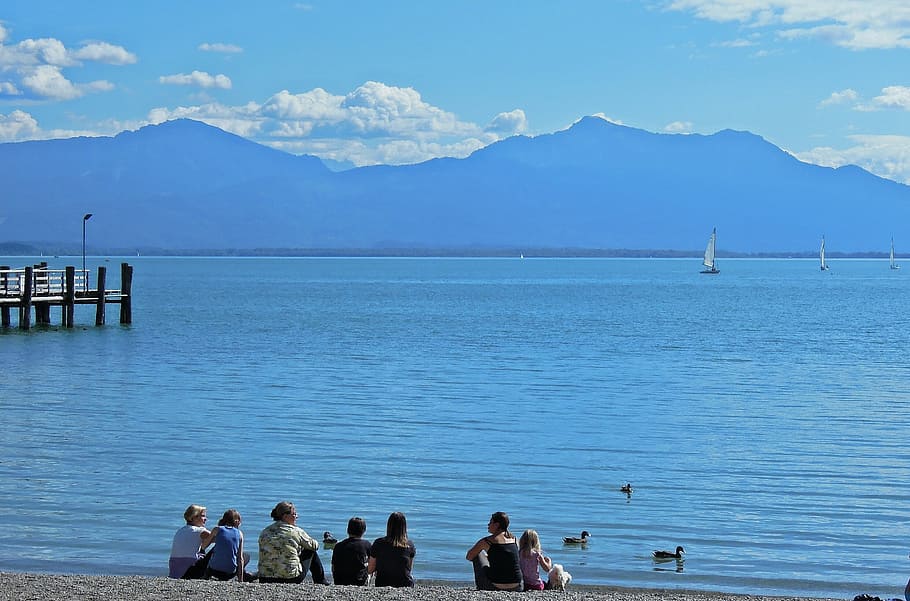 montagne, paesaggio, cielo, nuvole, tinta blu, acqua, lago, tempo libero, rilassare, estate, montagna, umano, gruppo, insieme, mare, gruppo di persone, bellezza nella natura, scenics - natura, vacanza, viaggio, vacanze, persone reali, donne, spiaggia, uomini, natura, giorno, folla, attività di svago, catena montuosa, all'aperto, 2K