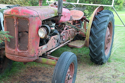 stary traktor, skrawek, stary, ciągnik, maszyna, rolnictwo, praca, pojazd, transport, środek transportu, pojazd lądowy, zardzewiały, opuszczony, wylądować, metal, koło, przestarzały, maszyny rolnicze, pole, zniszczony, uszkodzony, dzień, żadnych ludzi, opona, pojazd silnikowy, sprzęt rolniczy, pogorszenie, na dworze, 4K, CC0, domena publiczna, darmowe zdjęcia