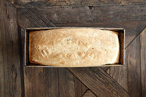 perto, foto, cozido, pão, caixa de estanho, forma, assar, pãezinhos, madeira - material, comida e bebida, Comida, tiro do estúdio, frescura, rústico, diretamente acima, ninguém, Alimentação saudável, caseiro, dentro de casa, mesa, bem-estar, visão de alto ângulo, único objeto, Castanho, fechar-se, velho, grão de madeira, bandeja, 4K, CC0, domínio público, royalty free