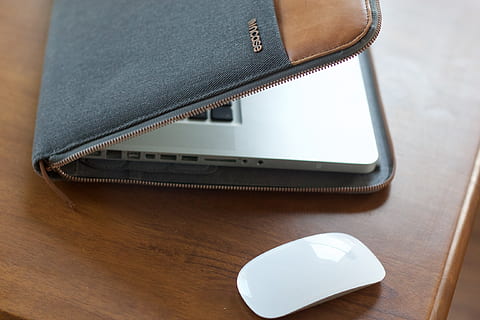 măr, șoarece, in caz, caz, tehnologie, mouse-ul magic, Mac, macbook, MacBook Pro, tehnologia fără fir, calculator, masa, conexiune, comunicare, în interior, laptop, nici o persoana, natură moartă, vedere în unghi mare, echipamente de calcul, portabilitate, mouse-ul computerului, a închide, tastatură, mobila, sac, direct deasupra, Internet, Piele, 2K, CC0, domeniu public, fără drepturi de autor