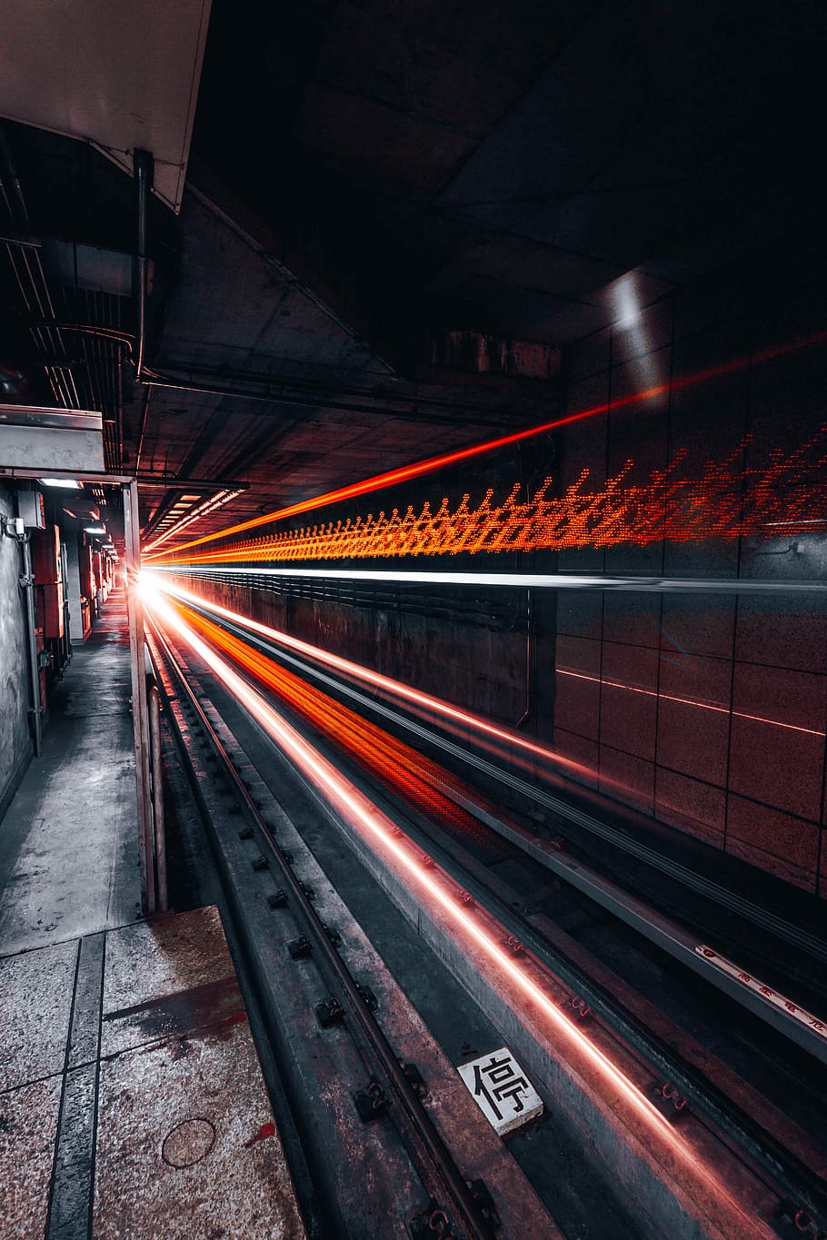 rød, grå, lys, overfart, vej, tunnel, timelapse fotografering, time lapse foto, tog, togstation, metro, undergrundsbane, spore, jernbane, bevægelse, transportmidler, belyst, lang eksponering, lys spor, hastighed, sløret bevægelse, nat, transportform, arkitektur, by, ingen mennesker, bygget struktur, vejen frem, gade, byliv, jernbanetransport, offentlig transport, udendørs, 5K