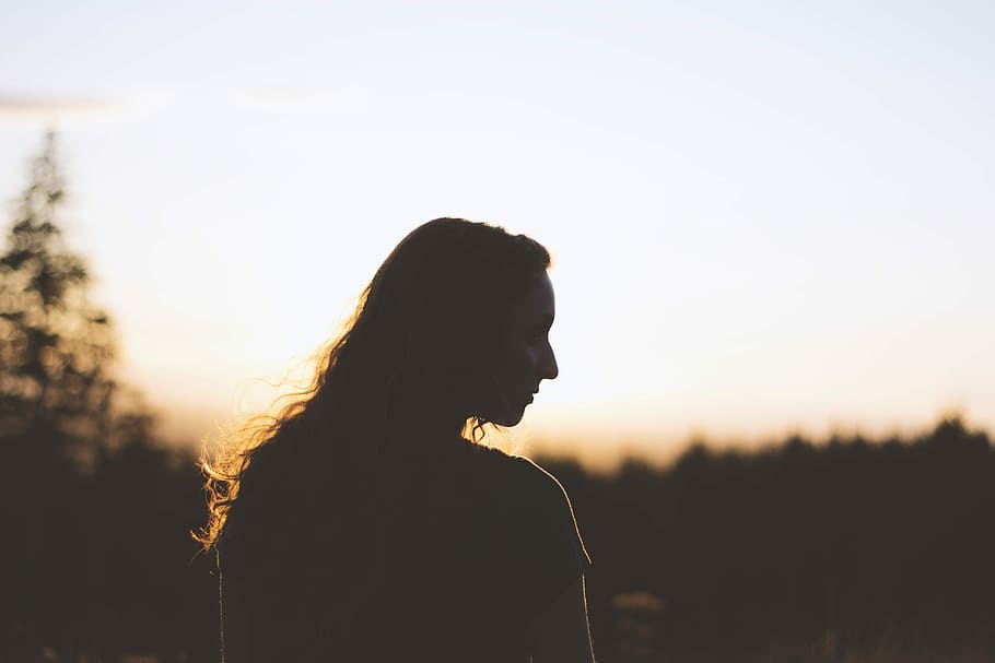 silueta, dona, tress, posta de sol, negre, taronja, arbres, blanc, dones, a l'aire lliure, naturalesa, gent, femelles, una persona, adult jove, adult, estils de vida, bellesa, llum solar, retroil·luminat, felicitat, ètnia caucàsica, dones joves, només dones, només adults, cel, pentinat, cabell llarg, de peu, activitat d'oci, tirada al cap, contemplació, retrat, mirant, cabell, vista lateral, vista del perfil, 5K