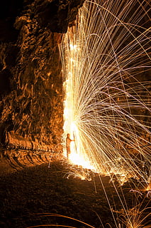 muž, stojící, střední, jiskry, nepojmenovaná, jiskra, světlo, exploze, vlna, ocel, pohyb, hořící, jedna osoba, řeřavý, rozmazaný pohyb, svítí, skutečných lidí, noc, muži, oheň, teplota - teplota, dlouhé expozice, požár - přírodní jev, životního stylu, Příroda, plamen, přistát, dovednost, drátěné vlny, kovový průmysl, 4K, CC0, veřejná doména, bez autorských práv
