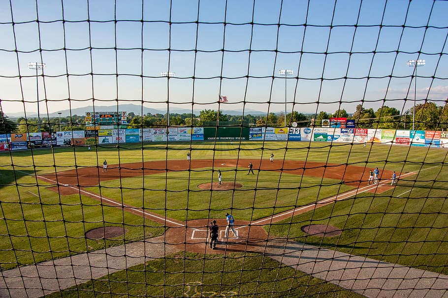 Baseball, Spiel, Netz, Sport, Sommer-, Mannschaft, Baseballfeld, Feld, sportlich, Baseballschläger, werfen, Handschuh, Aktion, net - Sportgeräte, Gras, Schutz, Fussballplatz, Zusammenspiel, Männer, Gruppe von Leuten, Himmel, Natur, Zaun, Menschen, Mannschaftssport, echte Menschen, spielen, Wettbewerb, Tag, Fußball, Barriere, Pflanze, Grenze, Freizeitbeschäftigung, draußen, 2K
