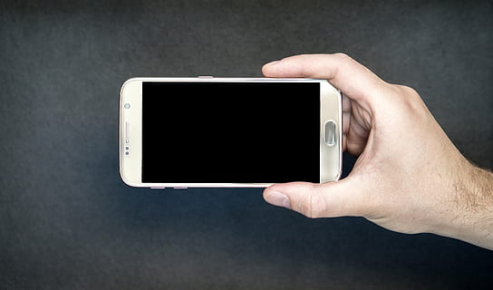 person, bedrift, Brun, samsung smartphone sidelæns, smartphone, vandret, android teknologi, Skærm, apparat, trådløs, mobiltelefon, telefon, mand, hånd, mørk baggrund, sociale medier, forretning, opkald, teknologi, moderne, internet, kontakt, bærbare computere, meddelelse, stor, copyspace, hvid, sølv, grå, menneskelig hånd, menneskelig kropsdel, trådløs teknologi, bærbar informationsenhed, smart telefon, en person, forbindelse, studio skud, touch screen, enhed skærmen, voksen, computer, grå baggrund, mennesker, blank, flydende krystal display, sort baggrund, finger, global kommunikation, 4K, CC0, offentligt domæne, royaltyfrie