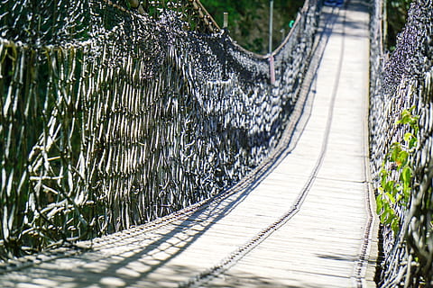 pont, penjar, penjant, Camí, jungla, caminar, corda, passarel·la, ruta, construcció, viatge, carretera, aventura, ferro, infinit, planta, sendera, naturalesa, material de fusta, el camí a seguir, passeig marítim, llum solar, direcció, cap gent, dia, barana, a l'aire lliure, connexió, estructura construïda, arquitectura, enfocament selectiu, arbre, terra, perspectiva decreixent, llarg, 5K, CC0, domini públic, lliure de regalies