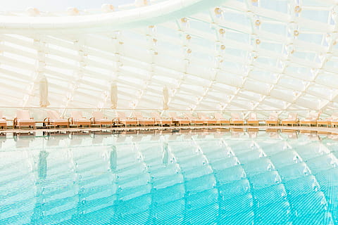 architektonisch, Fotografie, Innen-, Schwimmbad, Karosserie, Wasser Haushaltsgerät, Resort, die Architektur, leeren, Luxus, Wasser, keine Leute, Tag, Blau, gebaute Struktur, türkisfarben, Natur, Reise, Urlaubsort, Reichtum, Reiseziele, Sport, Himmel, Meer, draußen, 5K, CC0, gemeinfrei, lizenzfrei