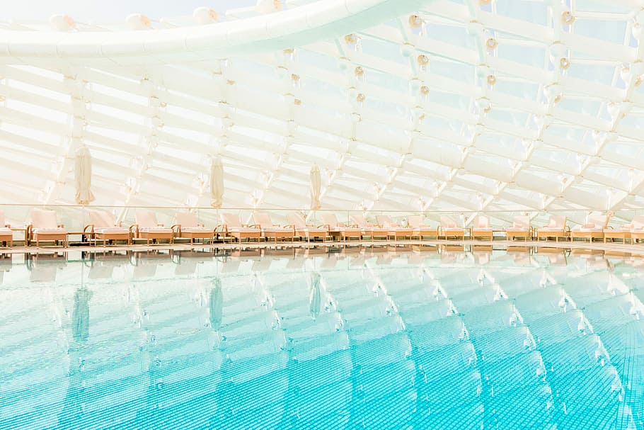 architektonisch, Fotografie, Innen-, Schwimmbad, Karosserie, Wasser Haushaltsgerät, Resort, die Architektur, leeren, Luxus, Wasser, keine Leute, Tag, Blau, gebaute Struktur, türkisfarben, Natur, Reise, Urlaubsort, Reichtum, Reiseziele, Sport, Himmel, Meer, draußen, 5K