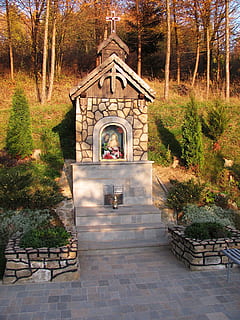 capella, bosc, paisatge, arbre, naturalesa, tardor, konary, spacer, fullatge, parc, vista, la carretera al bosc, Polònia, carreró, turisme, viatjar, panorama, festa, bieszczady, tranquil·litat, el silenci, verd, colors, època de l’any, ruta, colorit, el sol, assolellat, vista superior, dia assolellat, la perspectiva de, la puresa del, vacances, espai, ombres, el rerefons, aura, religió, planta, arquitectura, estructura construïda, cap gent, dia, parc - l'home va fer espai, exterior de l'edifici, el camí a seguir, creixement, a l'aire lliure, seient, bellesa a la natura, entrada, sendera, edifici, 2K, CC0, domini públic, lliure de regalies
