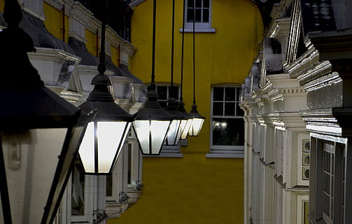 lys, lamper, innsiden, gesims, pære, design, elektrisk, idé, belyst, natt, glødende, dekorasjon, hvit, hjem, belysning, kreativ, vindu, ren, bygning, enkelhet, kreativitet, moderne, ingen, interiør belysning, arkitektur, horisontal, interiør, dekor, stil, moderne interiør, interiørdesign, interiør dekorasjon, innendørs, bygget struktur, bygge eksteriør, ingen folk, trapp, rekkverk, gul, belysningsutstyr, trapper og trapper, boligområde, utendørs, refleksjon, natur, dag, glass - materiale, elektrisk lampe, 2K, CC0, offentlig domene, opphavsrett gratis