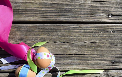foto, dos, marrón, huevos, muelle, Tablón de madera, feliz, Pascua de Resurrección, primavera, vacaciones, celebracion, vendimia, madera, fondo, cinta, rosado, cazar, decoración, póster, color rosa, material de madera, día, parte del cuerpo humano, multi color, al aire libre, globo, nadie, mesa, Arte y artesanía, creatividad, luz del sol, naturaleza, asiento, modelo, de cerca, 5K, CC0, dominio público, libre de derechos
