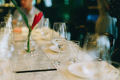 fotografie cu focalizare selectivă, pahar de vin, masa, sticlă transparentă de vin, sticlă, mese, luați masa, gol, alimente, sticlă - material, pahar de băut, selectiv, mancare si bautura, echipamente de uz casnic, băutură, în interior, gustare, transparent, a închide, nici o persoana, alcool, restaurant, natură moartă, vin, Afaceri, cadru, faianță, 5K, CC0, domeniu public, fără drepturi de autor