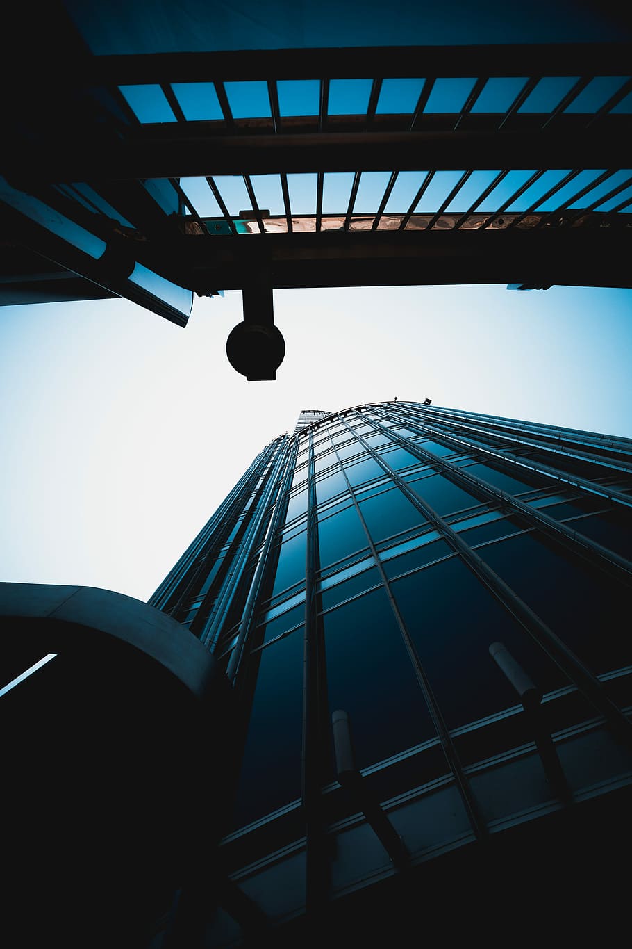 Low-Angle-Foto, Hochhaus, Gebäude, niedrig, Winkel Foto, Beton, Wolkenkratzer, hoch schauen, Turm, Stadtbild, burj, Glas, Reflexion, Blau, Struktur, städtisch, dunkel, Joshua Fuller, die Architektur, Himmel, Sieh nach oben, oben, Metall, Reise, gebaute Struktur, Flachwinkelansicht, Gebäudehülle, Silhouette, Natur, keine Leute, Tag, Stadt, klarer Himmel, draußen, Transport, Brücke, Brücke - künstliche Struktur, Glas - Material, modern, Bürogebäude außen, direkt darunter, 5K