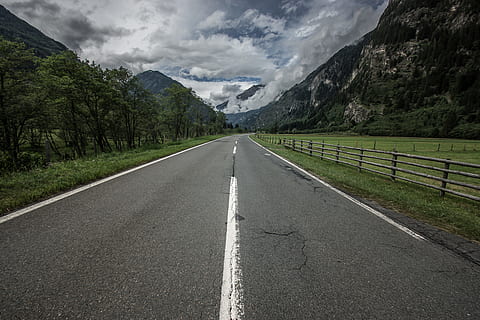 tom, vej, dagtimerne, vejoverflade, perspektiv, mærke, landskab, bjerge, dom, bred, rute, lang vej, gade, bjerg, transportmidler, retning, vejen frem, sky - himmel, træ, skønhed i naturen, plante, himmel, natur, vejmærkning, mærkning, ingen mennesker, dag, faldende perspektiv, scenics - natur, miljø, bjergkæde, rolig scene, udendørs, skillelinje, 5K, CC0, offentligt domæne, royaltyfrie