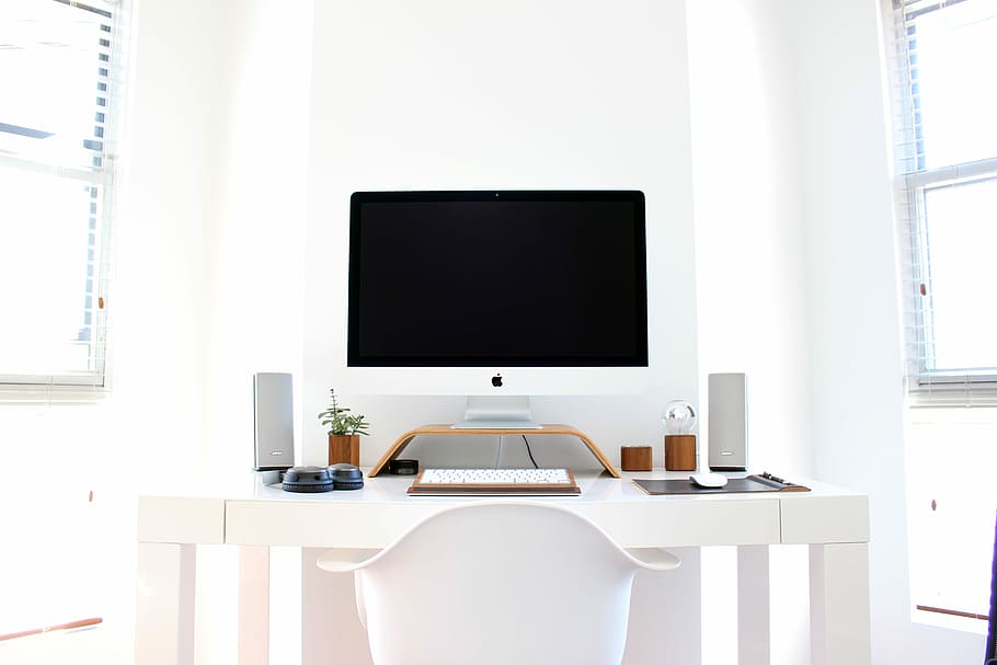 imac, oben, Tabelle, Silber Imac, neben, Apple-Tastatur, Weiß, hölzern, Büro, Schreibtisch, Mac, Computer, Innenministerium, modern, Tastatur, Pflanze, Innere, Fenster, Maus, Redner, minimal, Möbel, Technologie, Stuhl, Geschäft, drinnen, Computerausrüstung, Sitz, keine Leute, Wohngebäude, Computerbildschirm, kopieren sie platz, Desktop-PC, Wohnraum, Bürostuhl, Flachbildschirm, Luxus, 5K