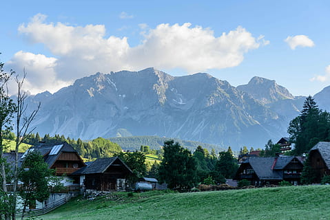 alpino, montagne, roccia, imponente, alpino, montagne, paesaggio, natura, vertice, Austria, ripido, muro sud, dachstein, Casa, struttura costruita, esterno dell'edificio, agriturismo, albero, giorno, montagna, architettura, costruzione, scenics - natura, catena montuosa, pianta, cielo, bellezza nella natura, ambiente, quartiere residenziale, nuvola - cielo, scena rurale, terra, erba, nessuno, all'aperto, montagna innevata, picco di montagna, 5K, CC0, dominio pubblico, privo di copyright