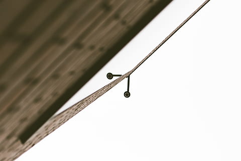telecamera di sicurezza, riflette, bicchiere, edificio in mattoni, focalizzata, foto, grattacielo, costruzione, messa a fuoco superficiale, fotografia, a cavallo, lampada, cielo bianco, telecamera, sicurezza, spazio, minimo, riflessione, legno - materiale, nessuno, avvicinamento, all'aperto, giorno, cerniera, metallo, messa a fuoco selettiva, far cadere, caratteristica della parete, natura, Inquadratura dal basso, architettura, struttura costruita, strutturato, copia spazio, luce del sole, modello, tetto, gancio, 4K, CC0, dominio pubblico, privo di copyright