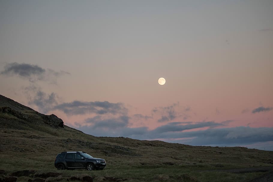 sort, sUV, parkeret, græsfelt, grøn, bakker, dagtimerne, bil, måne, bakke, Sky, vej, himmel, skønhed i naturen, solnedgang, natur, scenics - natur, miljø, landskab, jord, sky - himmel, ro, ingen mennesker, ikke-urbane scene, skumring, rolig scene, transportform, bjerg, motor køretøj, transportmidler, fuldmåne, 5K