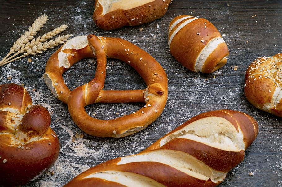 pis, laïc, fotografia, pans, xips de manteig, marró, coixinet, pa, fleca, pretzel, blat, farina, menjar i beguda, menjar, frescor, al forn, berenar, vista d’angle alt, cap gent, llest per menjar, a l'interior, primer pla, taula, menjar dolç, natura morta, menjar poc saludable, indulgència, menjar alemany, element de pastisseria al forn, esmorzar, temptació, menjar francès, 4K