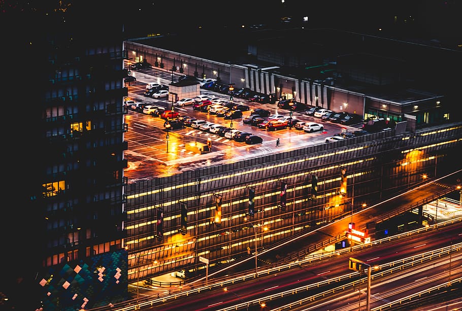 architettura, costruzione, infrastruttura, notte, luci, città, urbano, orizzonte, strada, ponte, illuminato, esterno dell'edificio, mezzi di trasporto, struttura costruita, lunga esposizione, via della città, modo di trasporto, sentiero leggero, vista dall'alto, vita di città, movimento, traffico, paesaggio urbano, all'aperto, moderno, edificio per uffici esterno, 5K