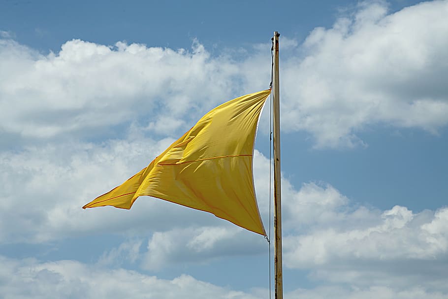 bandera, vent, cel, colors, groc, núvol - cel, naturalesa, vista d’angle baix, dia, blau, cap gent, a l'aire lliure, medi ambient, el patriotisme, llum solar, religió, tèxtil, color daurat, agitant, arquitectura, 5K