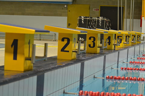 pool, lohkot, näkökulma, keltainen, ei ihmisiä, päivä, sisällä, viestintä, teksti, merkki, määrä, arkkitehtuuri, läntinen käsikirjoitus, ulkona, keskittyä etualalle, rakennettu rakenne, turvallisuus, rivissä, riippuva, käsikirjoitus, kaide, ei-länsimaista käsikirjoitusta, 4K, CC0, public domain, rojaltivapaa