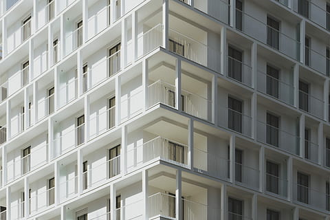 edifici de formigó blanc, blanc, concret, edifici de diversos pisos, durant el dia, edifici, geometria, arquitectura, cantonada, mig, contrast, llum solar, ombra, brillant, simetria, línia, escher, fons de pantalla hd, fons, llum, monocroma, minimalisme, mínim, resum, estructura construïda, exterior de l'edifici, marc complet, finestra, vista d’angle baix, patró, cap gent, dia, apartament, barri residencial, ciutat, en fila, repetició, Color blanc, disseny, a l'aire lliure, costat a costat, exterior d’edifici d’oficines, desenvolupament d’habitatges, 4K, CC0, domini públic, lliure de regalies