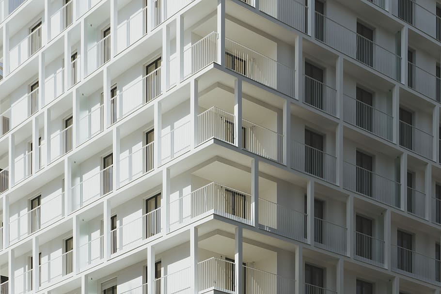 edifici de formigó blanc, blanc, concret, edifici de diversos pisos, durant el dia, edifici, geometria, arquitectura, cantonada, mig, contrast, llum solar, ombra, brillant, simetria, línia, escher, fons de pantalla hd, fons, llum, monocroma, minimalisme, mínim, resum, estructura construïda, exterior de l'edifici, marc complet, finestra, vista d’angle baix, patró, cap gent, dia, apartament, barri residencial, ciutat, en fila, repetició, Color blanc, disseny, a l'aire lliure, costat a costat, exterior d’edifici d’oficines, desenvolupament d’habitatges, 4K