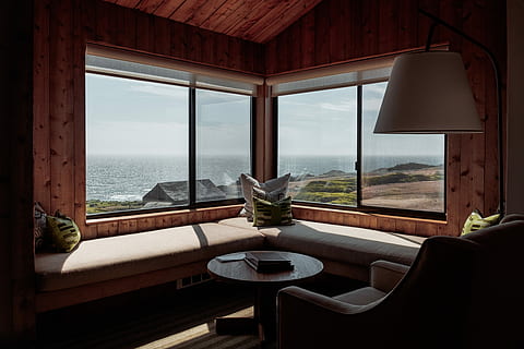 rilassante, vista, Pacifico, oceano, il giro, Marrone, di legno, tavolo, divano, finestra, costruzione, costa, in casa, stanza domestica, acqua, mobilia, mare, nessuno, scenics - natura, ricchezza, interno di casa, lusso, natura, attrezzatura per l'illuminazione, assenza, giorno, casa, interno vetrina casa, sedia, vetro - materiale, paralume, lampada elettrica, moderno, 4K, CC0, dominio pubblico, privo di copyright