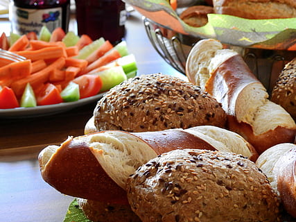 roztříděný, chléb, stůl, večeřet, jíst, válec, likér bar, jídlo, výživa, snídaně, chleba, sacharidů, pečené dobroty, abendbrot, nešpory, večeře, Svačina, vzbudit, zelenina, mrkve, rajče, okurka, jídlo a pití, variace, nikdo, Zdravé stravování, svěžest, detail, bochník chleba, venku, zeleniny, blahobyt, stálý život, zaměřit se na popředí, připraven jíst, uvnitř, výběr, ovoce, pečený, den, 4K, CC0, veřejná doména, bez autorských práv