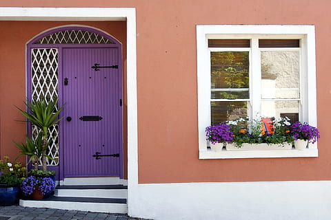 hus, væg, dør, vindue, input, facade, husmur, blomst, arkitektur, bygning udvendig, udendørs, ingen mennesker, arkitektur og bygninger, boligbyggeri, indgang, farvebillede, hoveddør, lilla, bygget struktur, plante, blomstrende plante, potteplante, natur, dag, bygning, murbygningsfunktion, vækst, lukket, blomsterkrukke, lyserød farve, vindues boks, blomster arrangement, stueplante, 2K, CC0, offentligt domæne, royaltyfrie