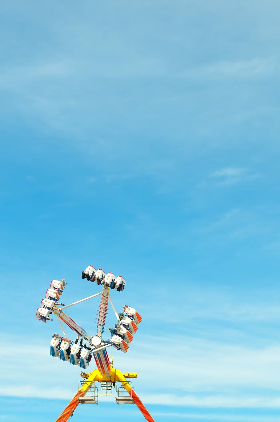 groc, blanc, taronja, extrem, passeig, blau, cel, cel blau, equipament, tecnologia, indústria, a l'aire lliure, maquinària, comunicació, antena parabòlica, cultura i entreteniment artístic, dia, passeig pel parc d’atraccions, naturalesa, Parc d'atraccions, vista d’angle baix, núvol - cel, metall, cap gent, activitat d'oci, diversió, roda de ferris, llum solar, arquitectura, estructura construïda, moviment, emoció, 4K