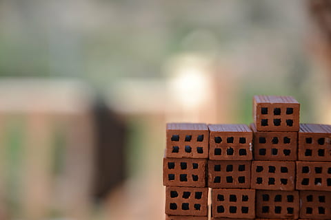 hnědý, šarže bloku škváry, bokeh fotografie, cihlový, zásobník, Modelka, zedník, reformy, práce, architektura, zaměřit se na popředí, den, košík, detail, kontejner, nikdo, selektivní zaměření, vzor, dřevo - materiál, proutěný, venku, slunečního světla, Příroda, okno, město, muž, plážová židle s kapucí, podnikání, 4K, CC0, veřejná doména, bez autorských práv