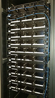 dati, cremagliera, rete, tecnologia, server, Rete, tecnologia, computer, centro, Internet, connessione, Banca dati, sistema, attrezzatura, comunicazione, rack del server, networking, camera, informatica, Tech, grappolo, ospitando, ethernet, nube, cavo, ingegnere, server di rete, parte del computer, rete di computer, industria, apparecchiature di telecomunicazione, Supporto IT, disco rigido, attività commerciale, attrezzatura informatica, ordine, sicurezza della rete, comunicazioni globali, servizio, spina di connessione di rete, in casa, vano portaoggetti, cantina, ripostiglio, metallo, nessuno, di fila, architettura, stanza domestica, macchinario, abbondanza, mensola, ripetizione, avvicinamento, materiale elettrico, componente elettrico, 5K, CC0, dominio pubblico, privo di copyright