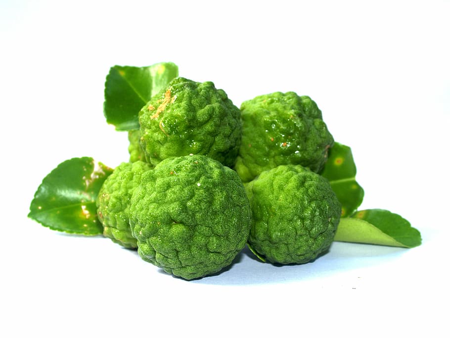 rodons de fruits verds, bergamota, fruita, full, aïllat, Tailàndia, aspre, llimona, natural, tropical, verd, herbes, orgànic, Lima, cítrics, asia, vegetals, tailandès, cabell, cuina, kaffir, herba, ingredient, antic, fresc, cuinar, menjar, crua, menjar i beguda, tallar, color verd, frescor, alimentació saludable, tir de l'estudi, benestar, fons blanc, a l'interior, cap gent, primer pla, aliments crus, natura morta, grup d'objectes, sol objecte, fer dieta, 2K